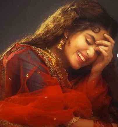 دل میں کوئی خوشی نہیں لیکن
عادتاً  مسکرا  رہا  ہوں  میں.....!! 😊