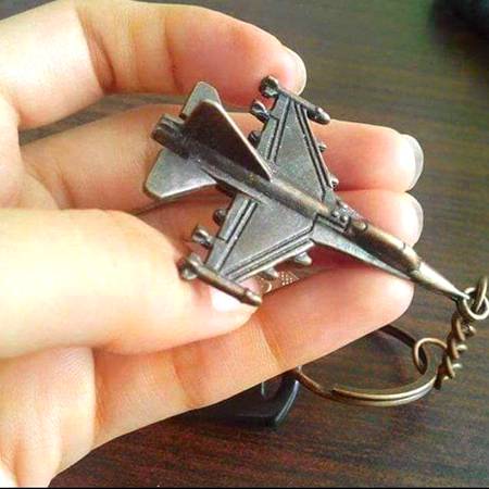 تحفہ کى قیمت نہیں. تحفہ دینے والے کا دِل دیکهتے ہیں.