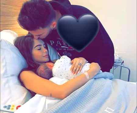 میری پہلی محبت میری ماں🤗
میری آخری محبت میرے بچوں کی ماں🙊🙈