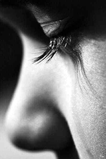 ٹوٹے ہوئے خوابوں کی چبھن کم نہیں ہوتی
اب رو کے بھی آنکھوں کی جلن کم نہیں ہوتی