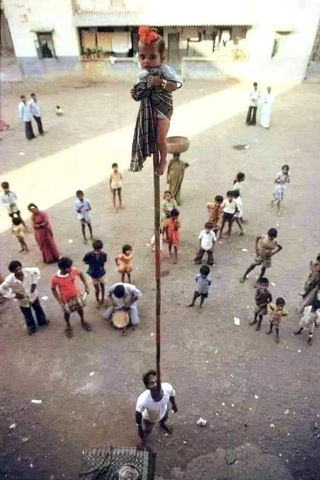 اس چھوٹی بچی اور اس کے باپ کے درمیان جو فاصلہ ہے اسے "بھوک" کہتے ہیں😥😥