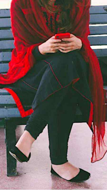 روبرو تجھ سے ملاقات کی خواہش ہے_
یوں تو میرے فون میں تیری کئی تصویریں ہیں