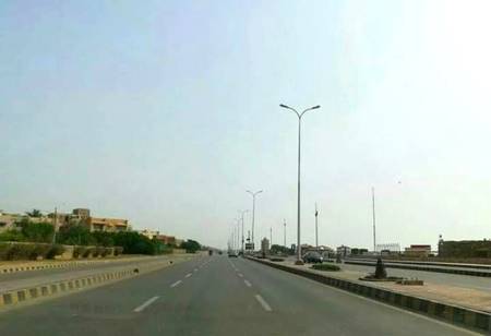 Karachi Ky Elaqay Defence Main 10 Saala Kamsin Bachay Ny Shararat Main Gaari Chori Kerli, Bacha Gari Chala Ker Shouq Poora Kerta Rha Petrol Khatam Hunay Par Sea View Road Pr Gari Chorker Chalagya, Police Ny Bachay Ko Hirasat Main Lelia Taham Waldain Ko Tanbih Ky Bad Bachay Ko Riha Kerdia.😂😂😂