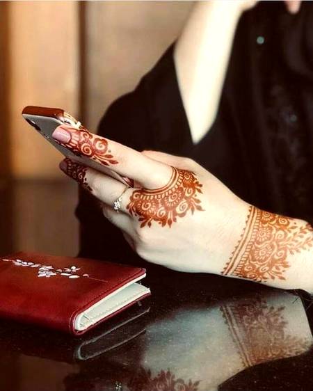 ﮐﻤﻨﭧ ﻧﮩﯿﮟ ﮐﺮ ﺭﮨﯽ ﻣﺤﺘﺮﻣﮧ
ﻣﮩﻨﺪﯼ ﻟﮕﺎ ﺑﯿﭩﮭﯽ ﮨﻮ ﮐﯿﺎ😍