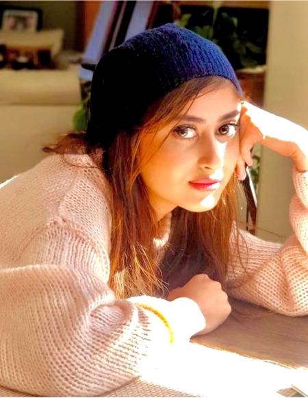 Dil ke Rishtey to Qismat sy bantey hain
Warna Mulakat Hazarooo sy hoti hai