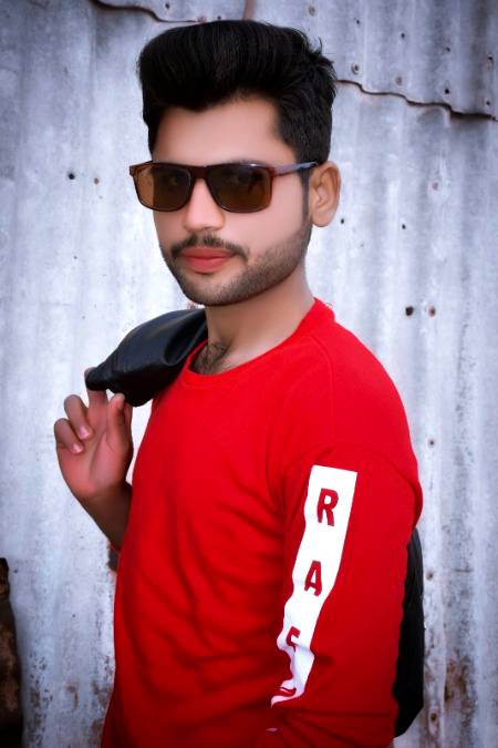 بروز عید سب کے آتے ہیں مہمان❤ 
قدموں کو آپ کے ترستی رہی چوکھٹ ہماری👣