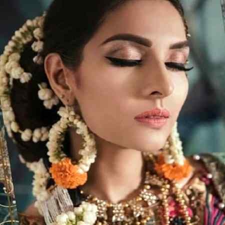 میرے کردار میں بھلے اداکاریاں نہیں ہے😑
خوداری ہے,غرور ہے پر مکاریاں نہیں ہیں🙂🤭