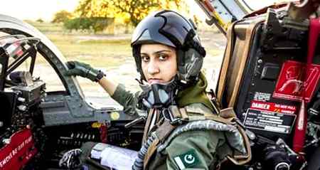 Pakistani first female pilot ayesha farooq i am proud of him😍