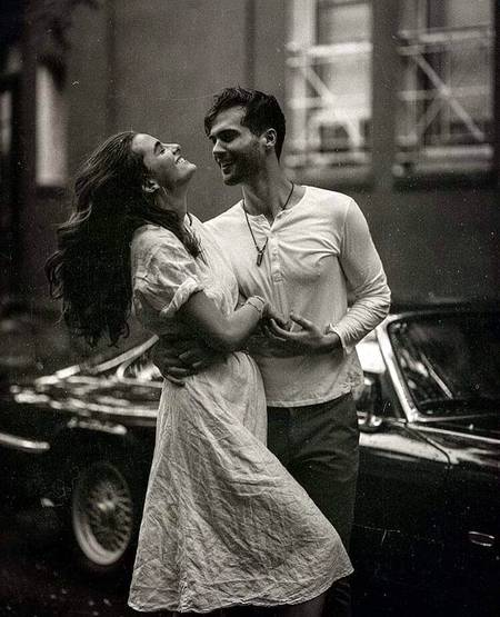 ماہِ من❤

چاند کی چاندنی جب اپنی پوری آب و تاب سے
زمین پر اپنی روشنی بکھیرتی ہے
تو میرے دل میں شدت سے یہ خیال پنپتا ہے 
تیرا مجھے چھونا کتنا سحر انگیز اور پُر اثر ہو گا
❤