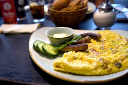 The German proverb: Iss dein Frühstück wie ein Kaiser, Mittagessen wie ein König und Abendessen wie ein Bettler