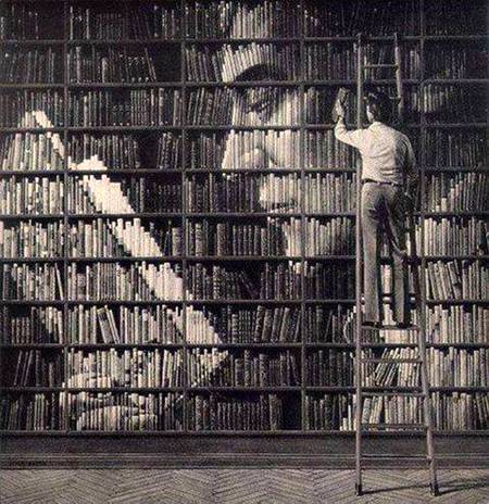 ﺍﺱ ﮐﮯ ﮐﻤﺮﮮ ﺳﮯ ﺍﭨﮭﺎ ﻻﯾﺎ ﮨﻮﮞ ﯾﺎﺩﯾﮟ ﺍﭘﻨﯽ
ﺧﻮﺩ ﭘﮍﺍ ﺭﮦ ﮔﯿﺎ ﻟﯿﮑﻦ ﮐﺴﯽ ﺍﻟﻤﺎﺭﯼ ﻣﯿﮟ۔۔۔