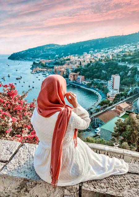 ❣️🍁❣️🍁❣️
جب بیٹیاں بڑی ہو جائیں تو شک کی دیوار کو اونچا کرنے کی بجائے محبت کی رسی کو دراز کر لینا بہتر ہوتا ہے۔ کیوں کہ محبت کی لگام تربیت پر آنچ نہیں آنے دیتی۔