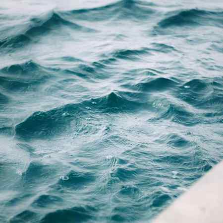 جب تیرتی ہوئے لاش کو دیکھا دریا میں ، تب یہ سمجھ  میں آیا کہ بوجھ جسم کا نہیں روح کا ہوتا ہے۔۔۔