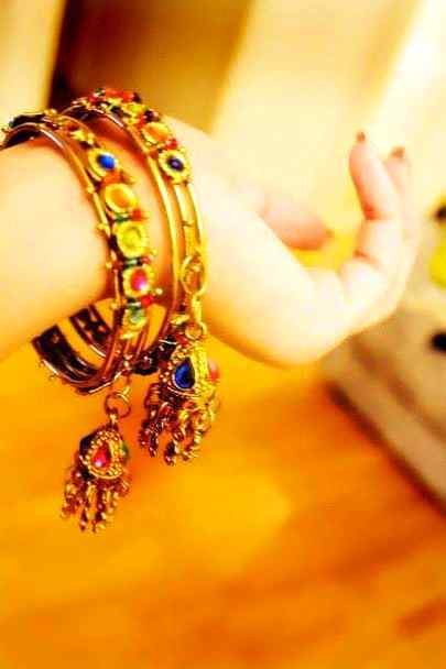 تو اپنے کنگن کا سائز بتا  

کملی تو میری تنخواہ نہ پوچھ