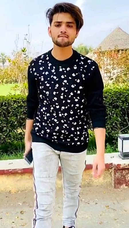 Ye Darti To Chohy Khodty Hain
Hmy To Asman Pharna Ha
Ye khara Tere Samne Tera Bap Jo Ukhrna Ha Ukhar Ly😉