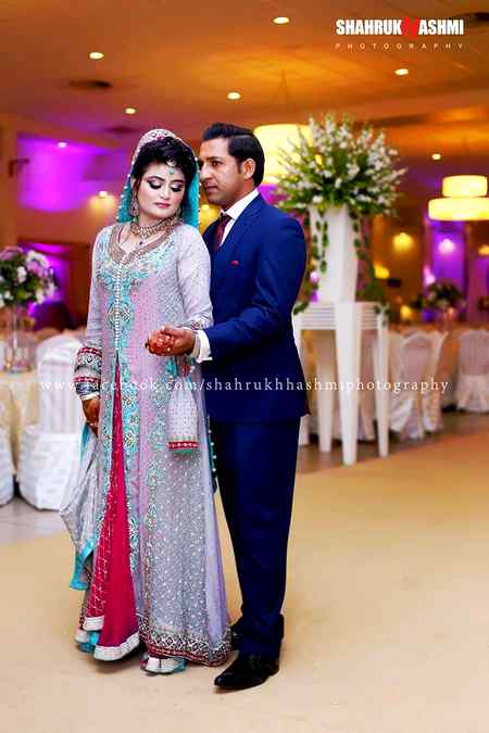 sarfaraz.ahmed.with.wife