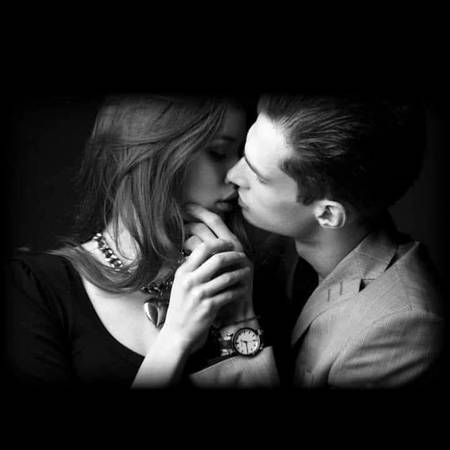 یہ دل بضد ایک بوسہ
 اِس طرف ایک بوسہ اٌس طرف
- H∆mzıı.. 🤹♂️�