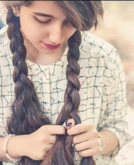 یہاں اُلجھی پڑی ہے زندگانی
وہاں زلفیں سنواری جا رہی ہیں.🖤🥀
Chaand😥