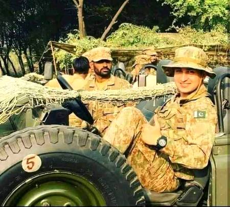 اچھا سنو
بڑا پیارا نام ہے آپکا
کس نے رکھا تھا _؟؟🤔😍