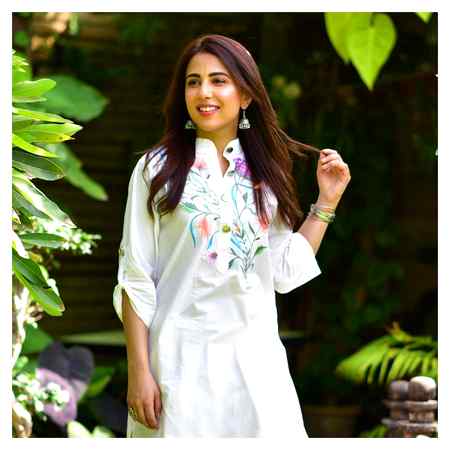 ushna shah.