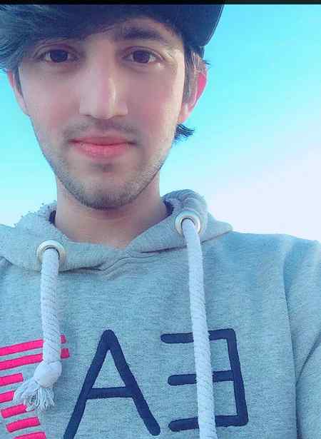 Kabhi ishaqe mat krna is ma sary khsary hoty han ....Wohi tanha chor jaty han jo jaan sy piyary hoty han ....irfan