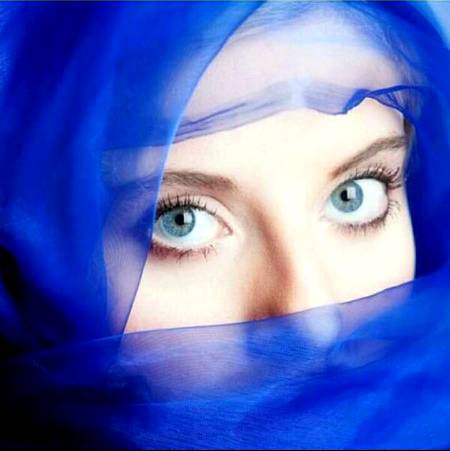 ہٹاؤ ہاتھ آنکھوں سے یہ تم ہو جانتا ہوں میں 
تمہیں خوشبو نہیں آہٹ سے بھی پہچانتا ہوں میں