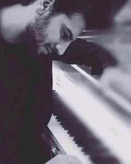 آنکھ تم کو ہی جب نہ پائے گی 
عید کیسے منائی جائے گی 
( اتباف ابرک )