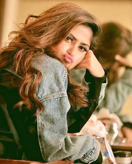 یہ جو تم بڑی احتیاط سے کمنٹ کیے بنا لنگ جاتے ہو
تو میری جان یہ بھی محبت ہوتی ہے