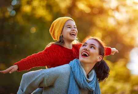 جب ماں پیروں پہ دوپٹہ پھینکتی ہے نا
تو محبتیں وار دی جاتی ہیں 💔