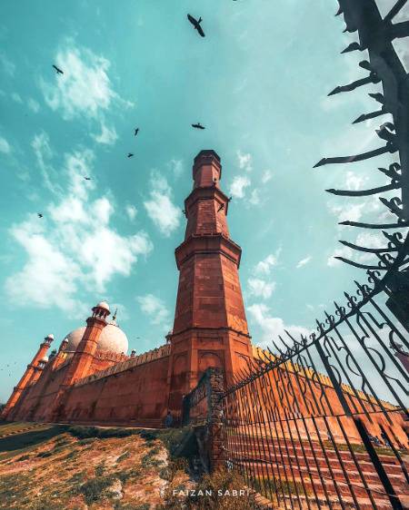 خدا جانے بلندی ہے ____کہ پستی ہے
جہاں میں ہوں ___وہاں کوئی نہیں ہے
Badshahi Masjid