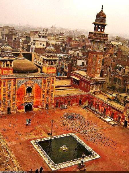 View from the Minaret of Wazir khan Mosque Lahore_Mosque's inner courtyard in Lahore Pakistan💕💕