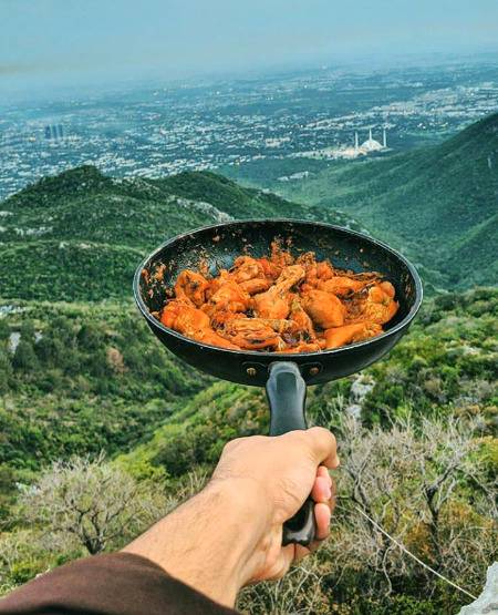 چکن کڑاہی کے ساتھ خوبصورت موسم کا مزہ اڑائیں
