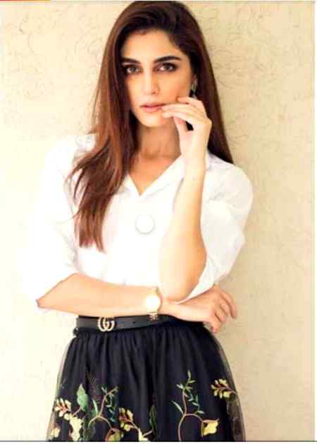 میں نے ایک روز کڑی نیند کے اوزاروں سے_
خواب کو کھود کے دیکھا تو اداسی نکلی