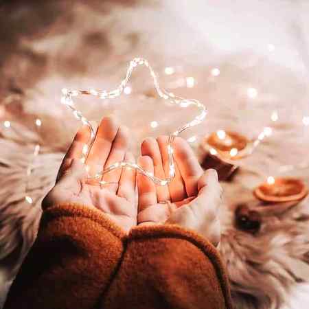 مجھے پسند ہیں وہ لوگ....
جو اپنے آپ میں مگن رہتے ہیں....
سازشیں نہیں کرتے....
نفرتیں نہیں پھیلاتے....
بس اپنی دنیا میں خوش رہتے ہیں....
مطمٸن رہتے ہیں....
اور...
میں خود بھی ایسی ہی ہوں..!!
اپنی دنیا میں مگن....بے پرواہ❤❤❤۔