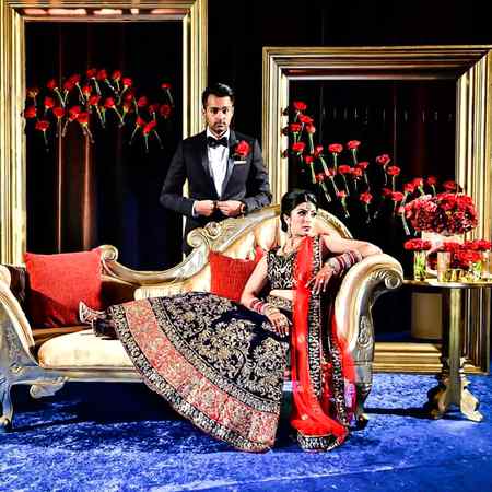 Zama Pa Sang Ke Darta Khoob Na Razi,
Yaqeen Me Sta Pa Lewantoob Na Razi,
Za Kho De Stargo Ki Tasvir Garzawom,
Noor Rata Chal Da Mayntoob Na Razi.