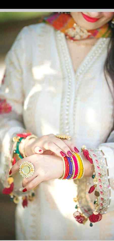 جس کے خیال سے لبوں پہ تبسم چھا جائے_
ہائے کیا عالم ہوگا اگر وہ روبرو آ جائے 💕💕