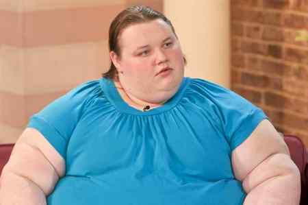 دنیا میں سب سے زیادہ موٹی خواتین کس ملک میں ہیں؟



کویت دنیا بھر کی موٹی خواتین کی فہرست میں پہلے نمبر پر آگیا ہے ،جہاں ایسی خواتین کا تناسب 77 فیصد ہے۔ عالمی بینک کی جانب سے ایک رپورٹ شائع کی گئی ہےجس میں مٹاپے کے صحت اورمعیشت پرمنفی اثرات اجاگر کیے ہیں۔ رپورٹ کے مطابق موٹی خواتین کے والے سے 10 عرب ممالک سب سے آگے ہیں۔ ان ممالک میں قطر دوسرے نمبرپر ہے جہاں مٹاپے کا شکار خواتین کی شرح 75 فیصد ریکارڈ کی گئی ہےجبکہ اس فہرست میں میں عراق دسویں نمبر پر ہے جہاں موٹاپے کا شکار خواتین کا تناسب 70 فیصد ہے۔ بحرین نویں نمبر پرہے جہاں مٹاپے کا شکار خواتین کی شرح 70.5 فیصد ہے۔ لبنان 8 ویں نمبر پر ہے جہاں مٹاپے کی شکار خواتین کا تناسب 71.1 فیصد ہے۔ اسی طرح مصر موٹاپے کا شکار خواتین کی تعداد 71.3، غزہ پٹی اور غرب اردن (فلسطین) میں 
😱🙄