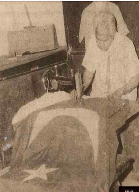 Afzal hussain tailoring pakistan first flag in 1947