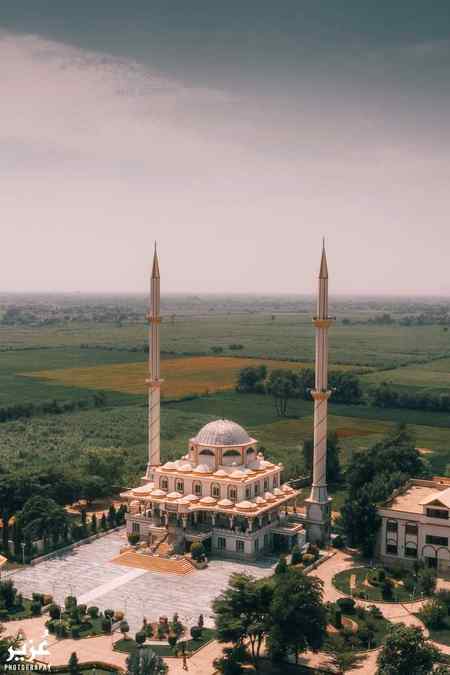 یہ ترکی نہیں یہ پاکستان ہے ۔۔۔یہ جگہ ضلع مظفرگڑھ تحصیل جتوئی میں ہے مسجد کا نام سکینتہ الصغری ہے اس مسجد کو ترک انجنیئروں نے تعمیر کیا ہے  اور اس مسجد کا کل رقبہ 52 کنال ہے