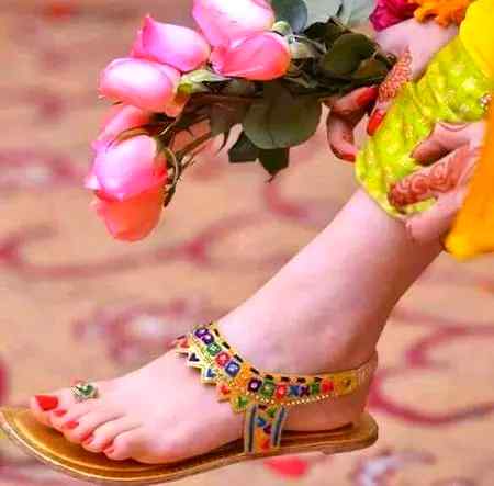 Janana Ta Ba Da Akhtar Pa KhushaLo Sa Kawe
Taa Kho Zama Pa Har Yaw Gham BanDi Akhtar Kare De.