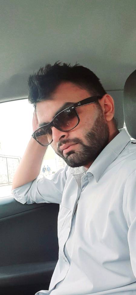 پردیس ایک اور عید آگئ اس بار بھی یہی
 سوچ رہا ہوں کہ کس کے ساتھ منائی جائے