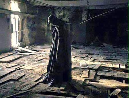 گھر میں بس چھ ہی لوگ ھیں

چار دیواریں چھت اور مـــــیں