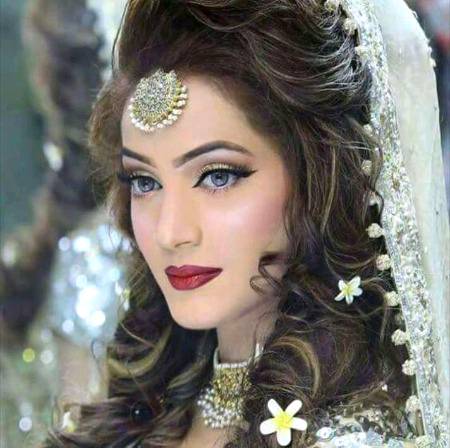 لوگ یونہی بدنام کرتے ہیں بدصورتی کو
دھوکے تو حسین چہرے دیا کرتے ہیں