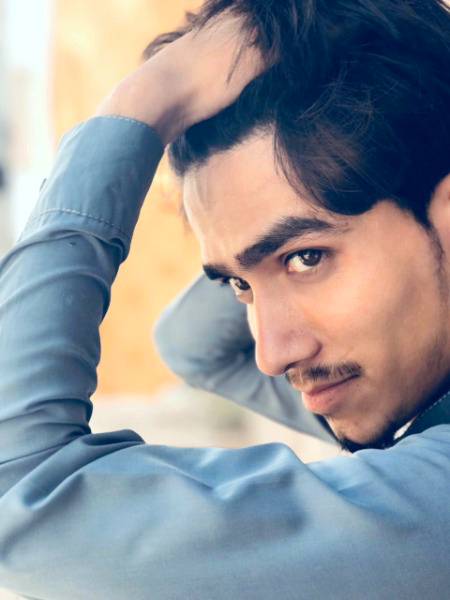 اس شہر خرابی میں غم عشق کے مارے
زندہ ہیں یہی بات بڑی بات ہے پیارے

یہ ہنستا ہوا چاند یہ پر نور ستارے
تابندہ و پایندہ ہیں ذروں کے سہارے