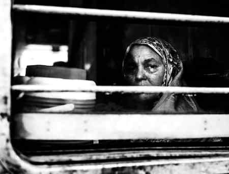 کٹ تو گیا ہے کیسے کٹا یہ نہ پوچھئے 
یارو سفر حیات کا آسان تو نہ تھا
تھیں جن کے دم سے رونقیں شہروں میں جا بسے 
ورنہ ہمارا گاؤں یوں ویران تو نہ تھا