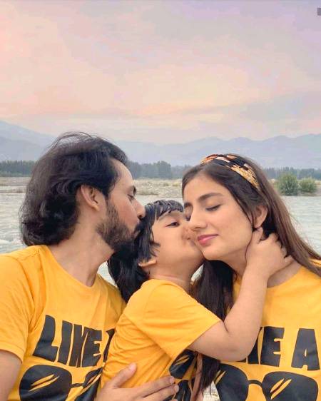 بہت کچھ تجھ سے بڑھ کر بھی میسر ہے 
نہ جانے پھر بھی کیوں تیری ضرورت کم نہیں ہوتی