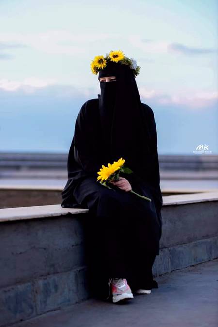 ریشم میں لپٹا ہوا فولاد ہے عورت😐لیکن💔
اِک تلخ سچاٸ ____💔
ﺧﻮﺍﺗﯿﻦ ﮐﺘﻨﯽ ﮨﯽ ﺩﮐﮭﯽ ﮨﻮﮞ، ﮐﺘﻨﮯ ﮨﯽ ﮐﺮﺏ ﺳﮯ ﮔﺰﺭ ﺭﮨﯽ ﮨﻮﮞ، ﺍﭘﻨﮯ ﺳﺎﺭﮮ ﮐﺎﻡ ﺭﻭﭨﯿﻦ ﮐﮯ ﻣﻄﺎﺑﻖ ﮐﺮﺗﯽ ﺭﮨﯿﮟ ﮔﯽ۔ ﺷﻮﮨﺮ ﮐﮯ ﺣﻘﻮﻕ ﺑﮭﯽ ﭘﻮﺭﮮ ﮐﺮﯾﮟ ﮔﯽ، ﺑﭽﻮﮞ ﮐﮯ ﺳﺎﺭﮮ ﮐﺎﻡ ﺑﮭﯽ، ﺳﺴﺮﺍﻝ ﮐﻮ ﺧﻮﺵ ﺭﮐﮭﻨﮯ ﮐﯽ ﺣﺘﯽ ﺍﻻﻣﮑﺎﻥ ﮐﻮﺷﺶ ﺑﮭﯽ، ﺳﺎﺗﮫ ﻣﯿﮟ ﻣﻮﻗﻊ ﻣﻠﮯ ﺗﻮ ﺩﻭﺳﺘﻮﮞ ﺳﮯ ﺳﻼﻡ ﺩﻋﺎ ﺑﮭﯽ۔ ﺟﺴﻤﺎﻧﯽ ﻃﻮﺭ ﭘﺮ ﺗﮑﻠﯿﻒ ﻣﯿﮟ ﮨﻮﮞ ﯾﺎ ﺩﻣﺎﻍ ﮐﻮ ﮐﻮﺋﯽ ﺍﻟﺠﮭﻦ ﭘﺮﯾﺸﺎﻥ ﮐﺌﮯ ﺩﯾﺘﯽ ﮨﻮ، ﺁﭘﮑﻮ ﭘﺘﮧ ﺑﮭﯽ ﻧﮩﯿﮟ ﭼﻠﻨﮯ ﺩﯾﮟ ﮔﯽ۔
ﺍﻣﺎﮞ ﺍﺑﺎ ﮐﮯ ﭘﯿﺎﺭ ﻣﯿﮟ ﭘﻠﯽ ﯾﮧ ﺑﯿﭩﯿﺎﮞ ﺍﯾﺴﮯ ﺍﯾﺴﻮﮞ ﮐﮯ ﺣﻮﺍﻟﮯ ﮨﻮ ﺟﺎﺗﯽ ﮨﯿﮟ ﺟﻮ ﺍﻧﮑﯽ worth ﻧﮧ ﭘﮩﭽﺎﻥ ﺳﮑﮯ، ﺍﻧﮑﯽ ﻗﺪﺭ ﻧﮧ ﮐﺮ ﺳﮑﮯ۔ ﻣﻮﺗﯿﻮﮞ ﮐﻮ ﻣﭩﯽ ﻣﯿﮟ ﺭﻭﻝ ﺩﯾﺎ ﻟﯿﮑﻦ ﭘﮭﺮ ﺑﮭﯽ ﺩﯾﮑﮭﯿﮟ، ﮐﯿﺴﮯﺷﺎﻥ ﺳﮯ ﺯﻧﺪﮔﯽ ﮔﺰﺍﺭﺗﯽ ﮨﯿﮟ ﮐﮧ ﺟﺲ ﮐﻮ ﺧﻮﺩ ﻣﻨﮧ ﺳﮯ ﺑﻮﻝ ﮐﮯ ﻧﮧ ﺑﺘﺎﺋﯿﮟ ﺗﻮ ﺳﺎﺗﮫ ﺍﭨﮭﻨﮯ ﺑﯿﭩﮭﻨﮯ ﻭﺍﻟﮯ ﮐﻮ ﺑﮭﯽ ﺷﮏ ﻧﮧ ﭘﮍﮮ۔
ﮐﻮﻥ ﮐﮩﺘﺎ ﮨﮯ ﯾﮧ ﺻﻨﻒِ ﻧﺎﺯﮎ ﮨﯿﮟ؟
ﺭﯾﺸﻢ ﻣﯿﮟ ﻟﭙﭩﺎ ﮨﻮﺍ ﻓﻮﻻﺩ ہے عورت😐