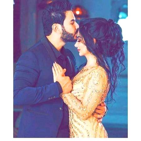 رکھ کر تیرے متھے پہ ہونٹ
محبت کا اظہار  کروں  گا 😘😍 - H∆mzıı.. 🤹♂️�