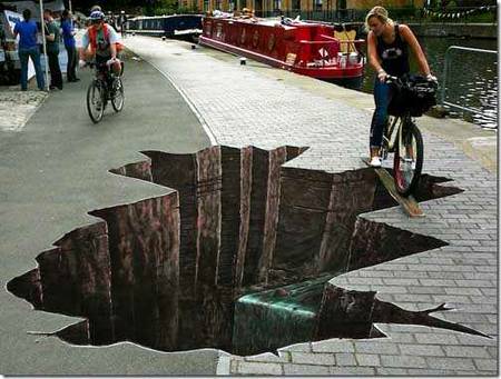 Beautiful street painting that look like a large pit👌🏻