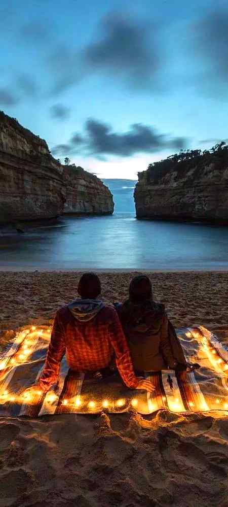 Cute relationship
Is when
Someone get angry with
You and say
"i will never talk to you"
And late come back 
to you to just
inform..."i am still angry"